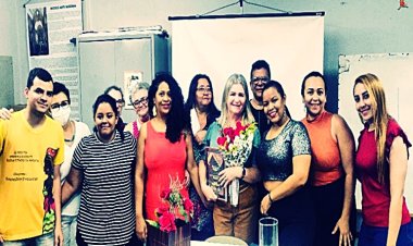 EMPRESA DE PUBLICIDADE NOVA IDEIA PREMIA PROFESSORA COM O TÍTULO DE MELHOR PEDAGOGA