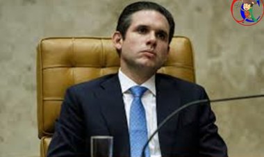 Oposição tenta impedir trabalhos da camara ocupando a mesa diretora daquela casa de leis, Hugo Motta impõe respeito