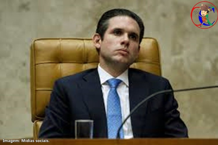 Oposição tenta impedir trabalhos da camara ocupando a mesa diretora daquela casa de leis, Hugo Motta impõe respeito