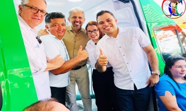 Governador Elmano de Freitas entrega unidade odontológica móvel para o município de salitre