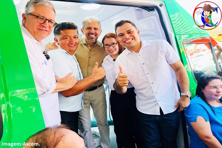 Governador Elmano de Freitas entrega unidade odontológica móvel para o município de salitre